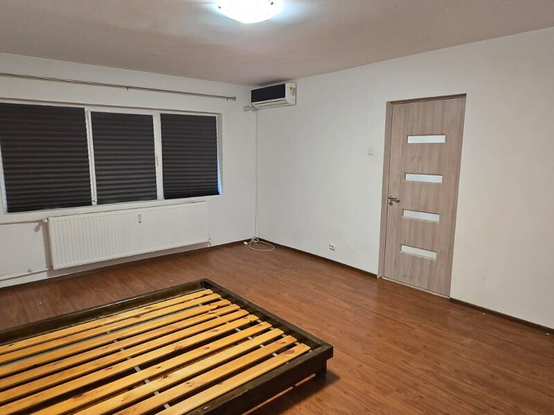 Vitan Mall garsoniera 40mp, decomandata, bloc mixt